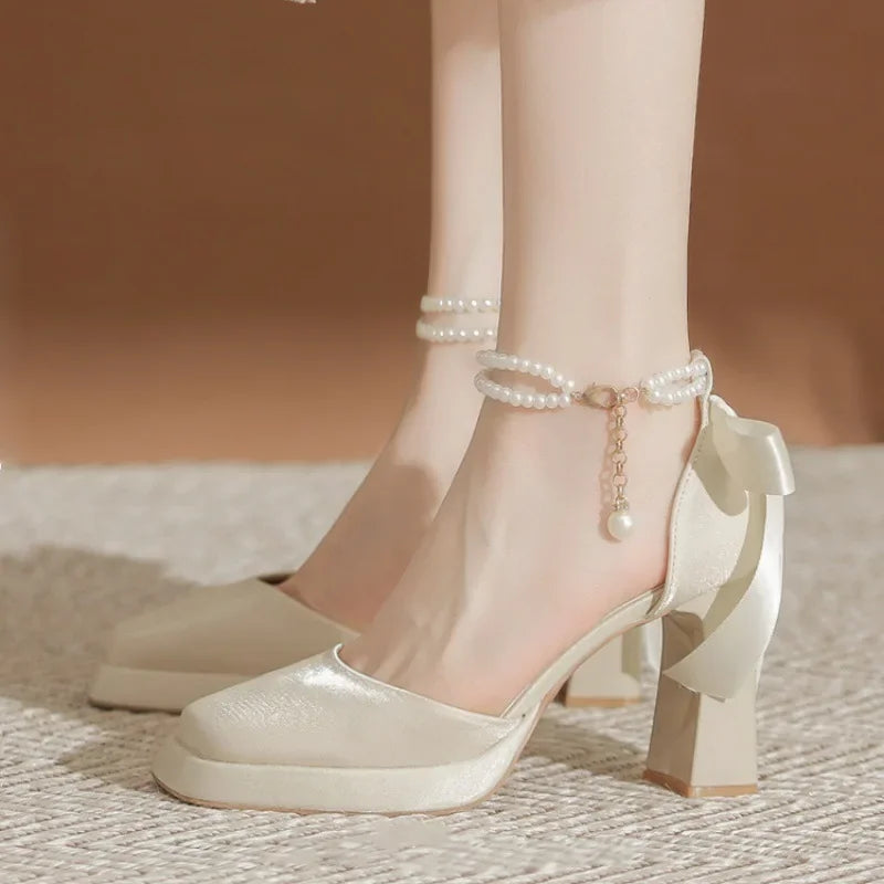 נעלי עקב קטיפה בעיטור פנינים ופפיון - ויטה