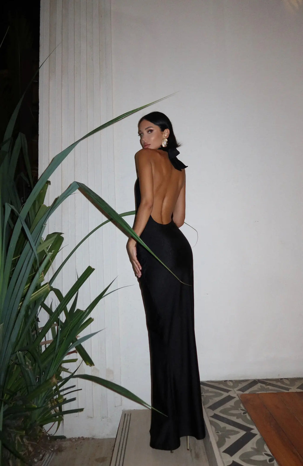 שמלת מקסי סאטן אלגנטית מחשוף עמוק קשירה בצוואר גב פתוח - SUN