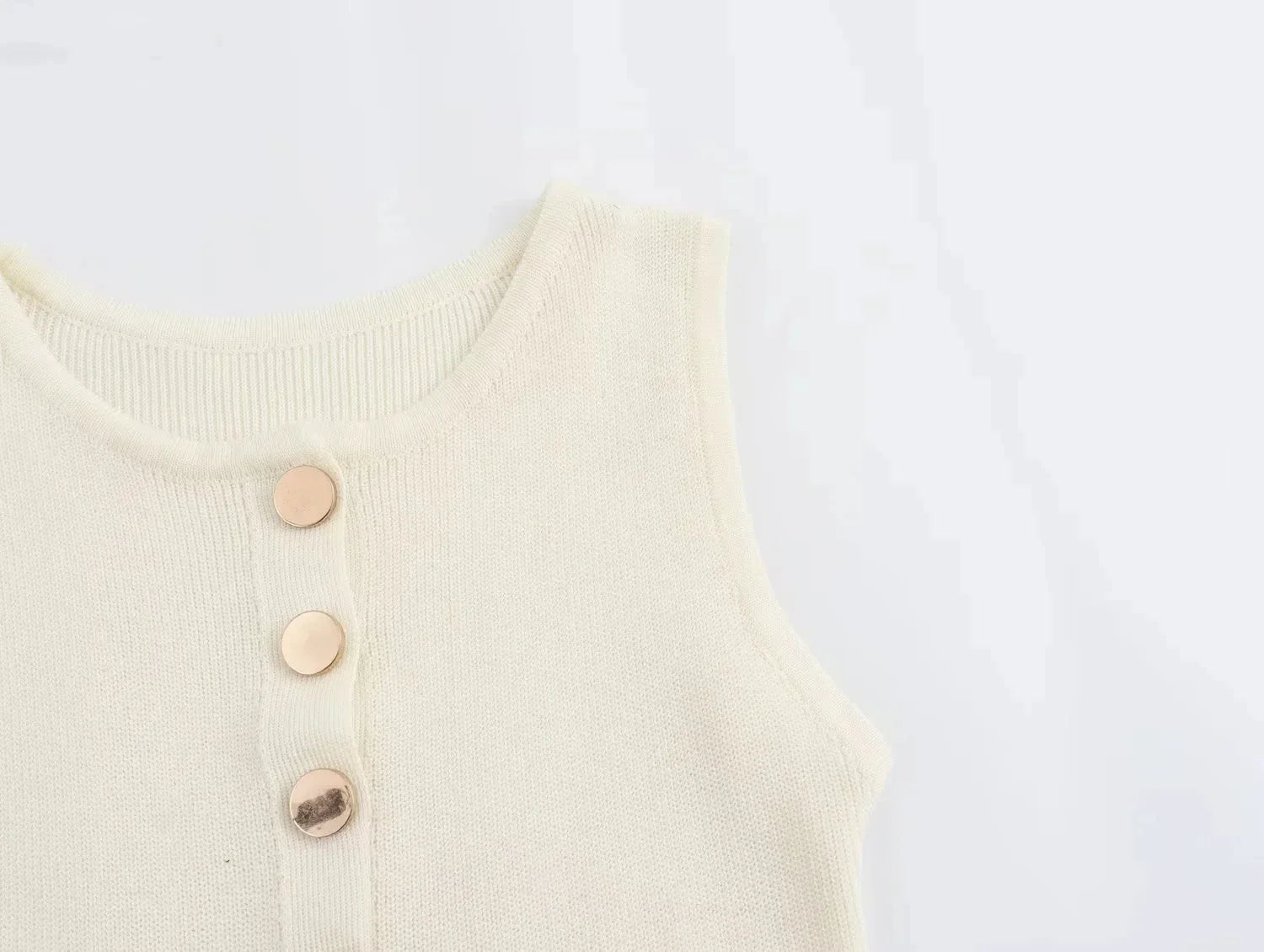 שמלת מידי אלגנטית סרוגה בעיטור כפתורים ושסע קטן - פייר