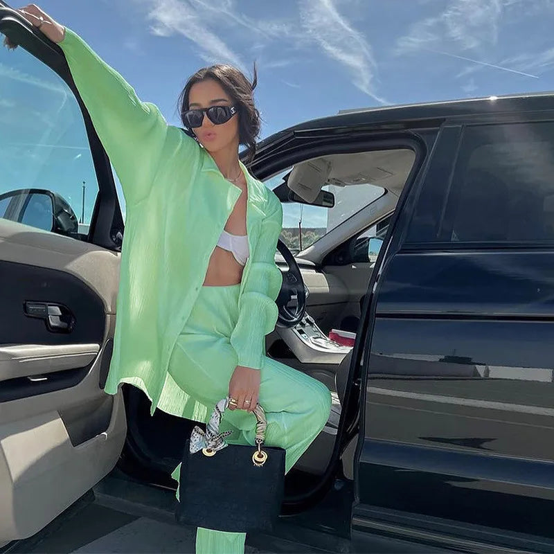 חליפת שני חלקים בעיצוב כיווצים בד מבריק - ניב