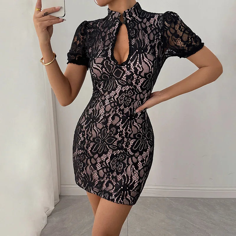 שמלת מיני תחרה צווארון גולף בעיטור כפתור - קימורה