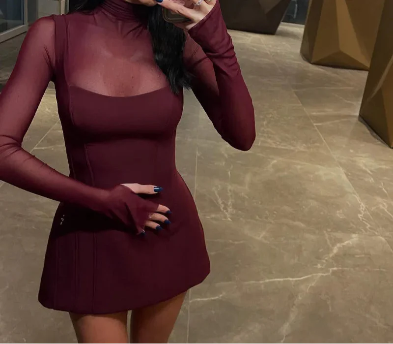 שמלת מיני גולף מחויטת בעיצוב רשת - יילין