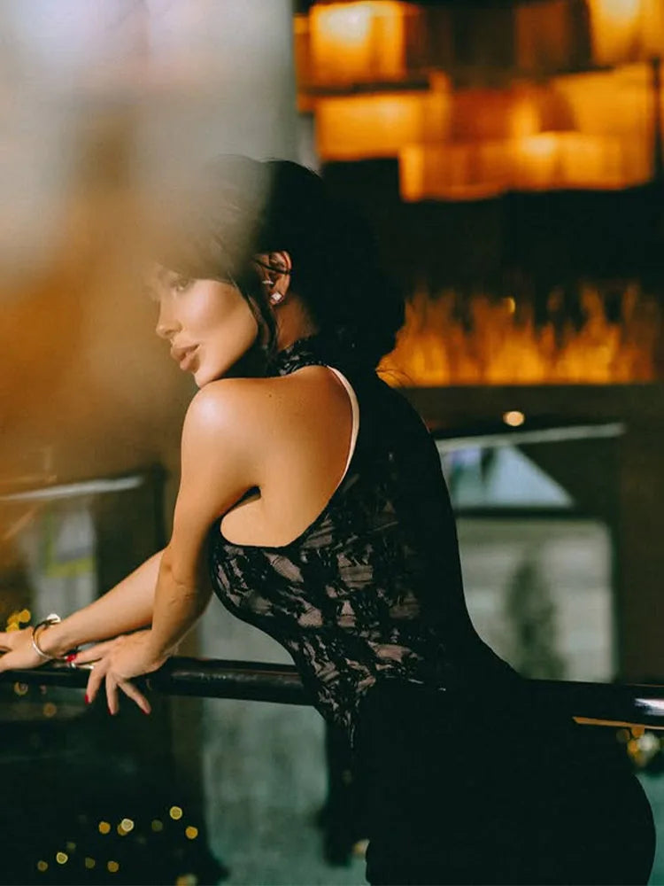 שמלת מקסי גולף בעיטור תחרה בעיצוב שסע עמוק - Calliope