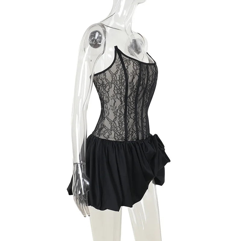 שמלת מיני סטרפלס בעיצוב מחוך בעיטור תחרה וחצאית בלון בגזרת קצפת - Mallory