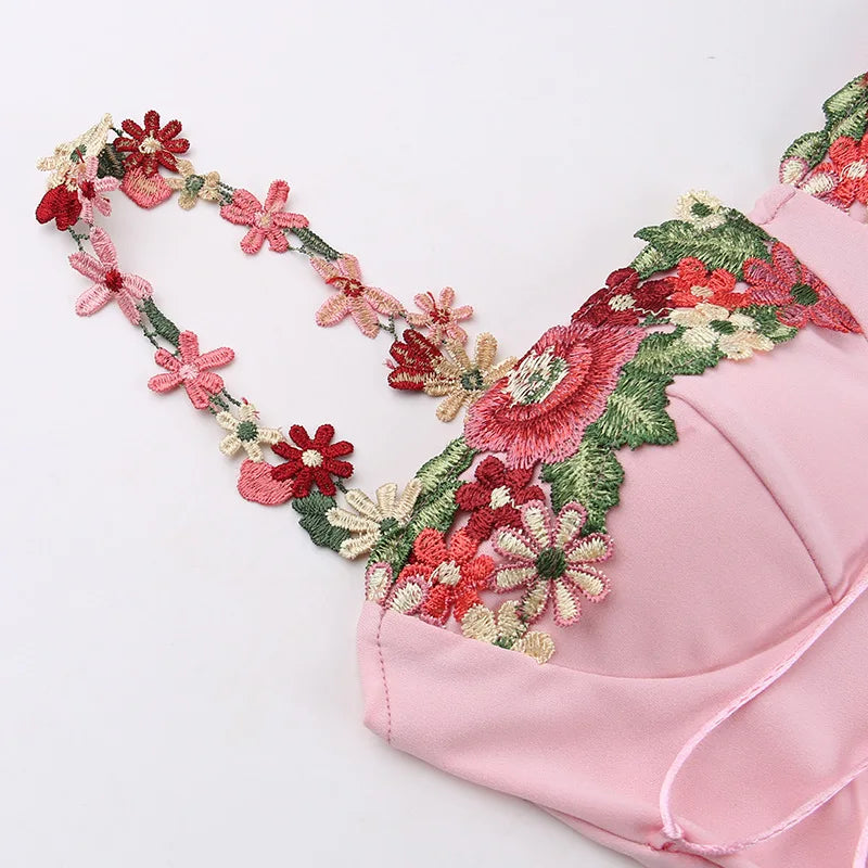 שמלת מקסי בעיטור רקמת וכתפיות פרחים בעיצוב חוט קשירה - הלינה