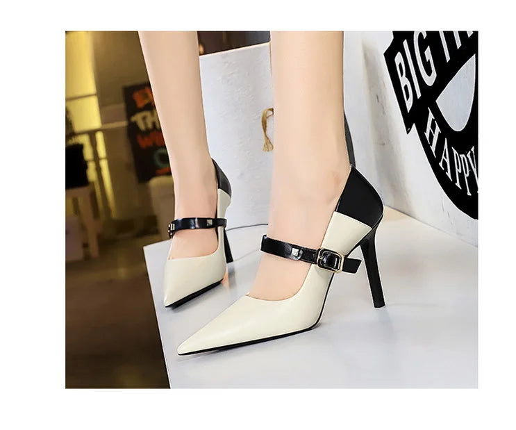 נעלי עקב שפיץ דמוי עור בעיטור אבזם - MARGARET