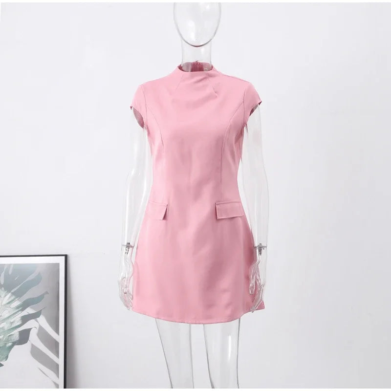 שמלת מיני מחויטת בגזרת שעון חול בעיטור כיסים - נילס