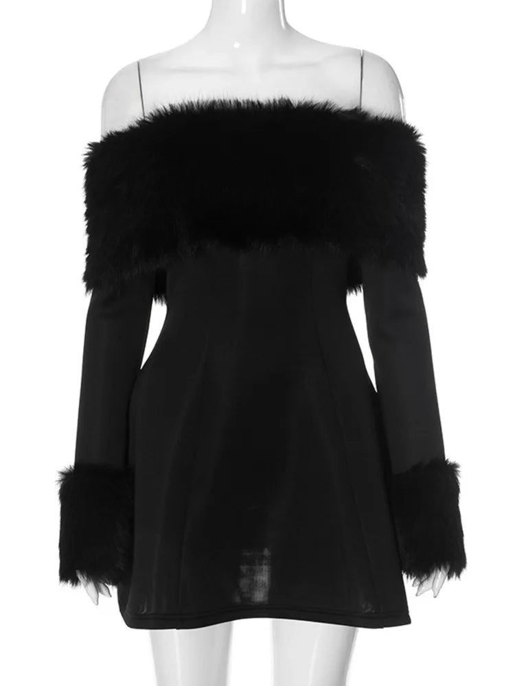 שמלת מיני כתפיים חשופות בגזרת A בעיטור פרוות נוצות - אירה