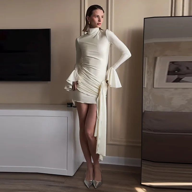 שמלת מיני צווארון גולף שרוולי פעמון בעיטור שובל - ג'נה