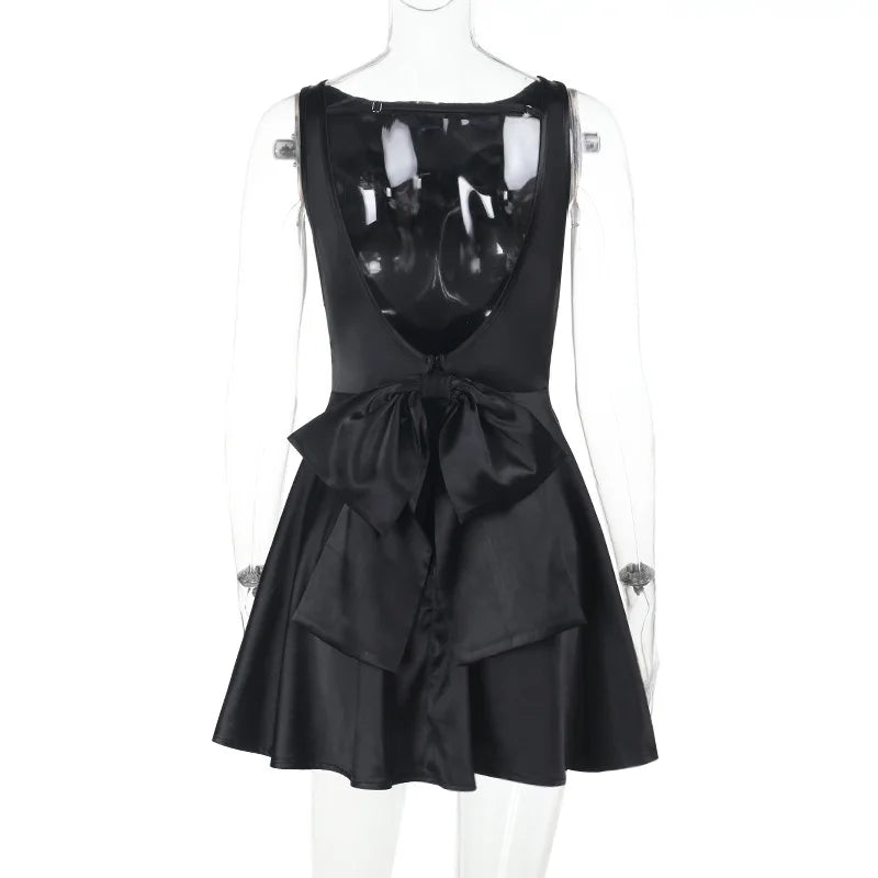 שמלת מיני משי סאטן בגזרת A גב פתוח בעיטור פפיון - ELLIE