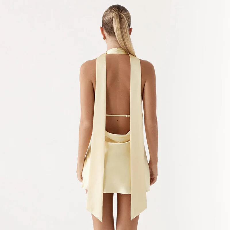 שמלת מיני סאטן מחשוף V בעיטור צעיף תואם - קרינה