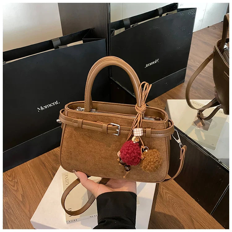 Suede bag with retro design + accessories