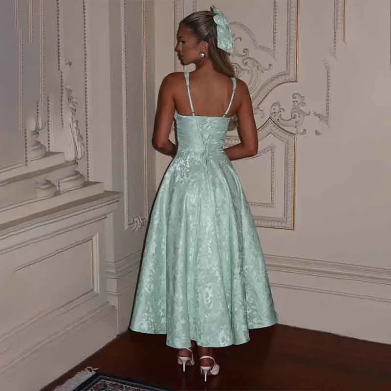 שמלת מידי בגזרת A בעיטור רקמת איורי פרחים קשירה בגב להצמדה במותן - מולינה