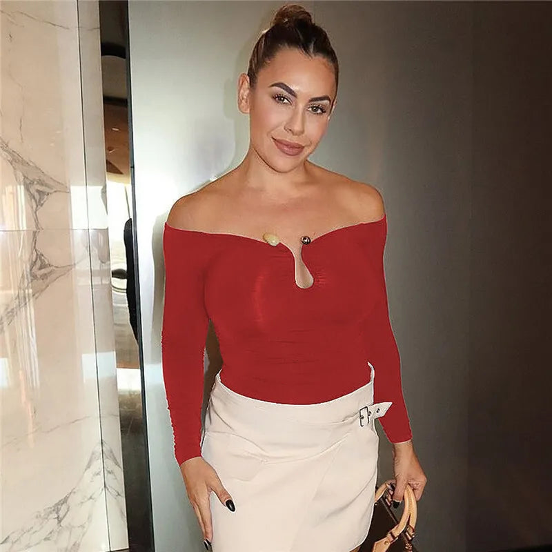 חולצה צמודה כתפיים חשופות בעיטור אבזם - סטייס