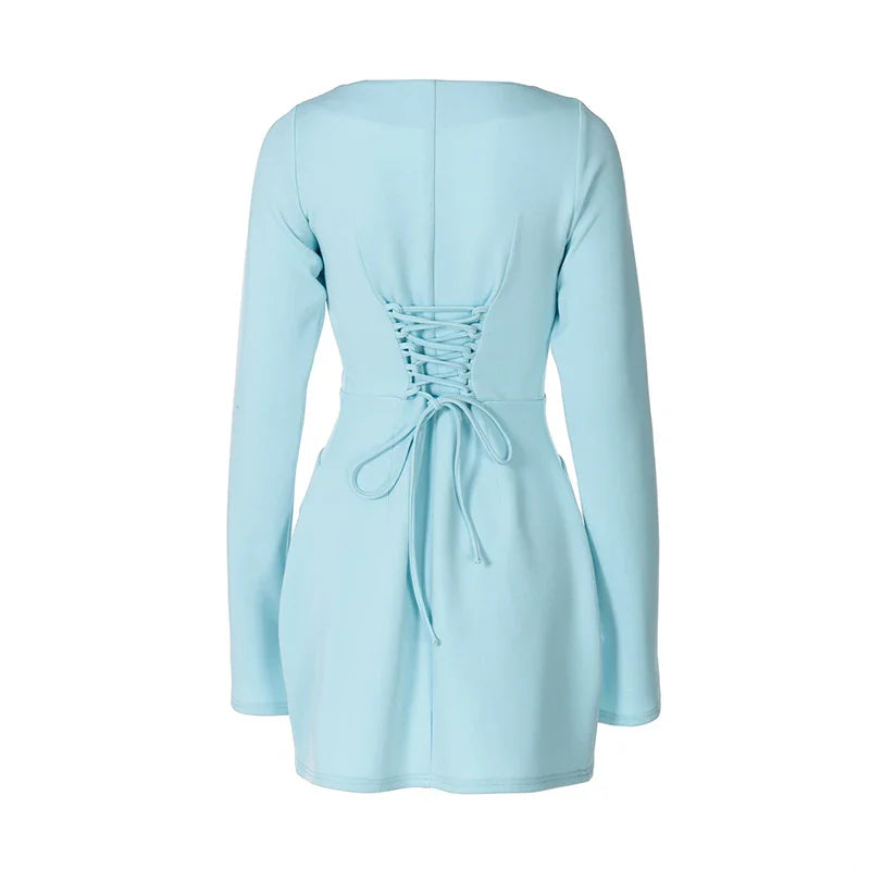 שמלת מיני מחויטת בגזרת A בעיצוב קשירה בגב להצמדה במותן בעיטור כיסים - יאר