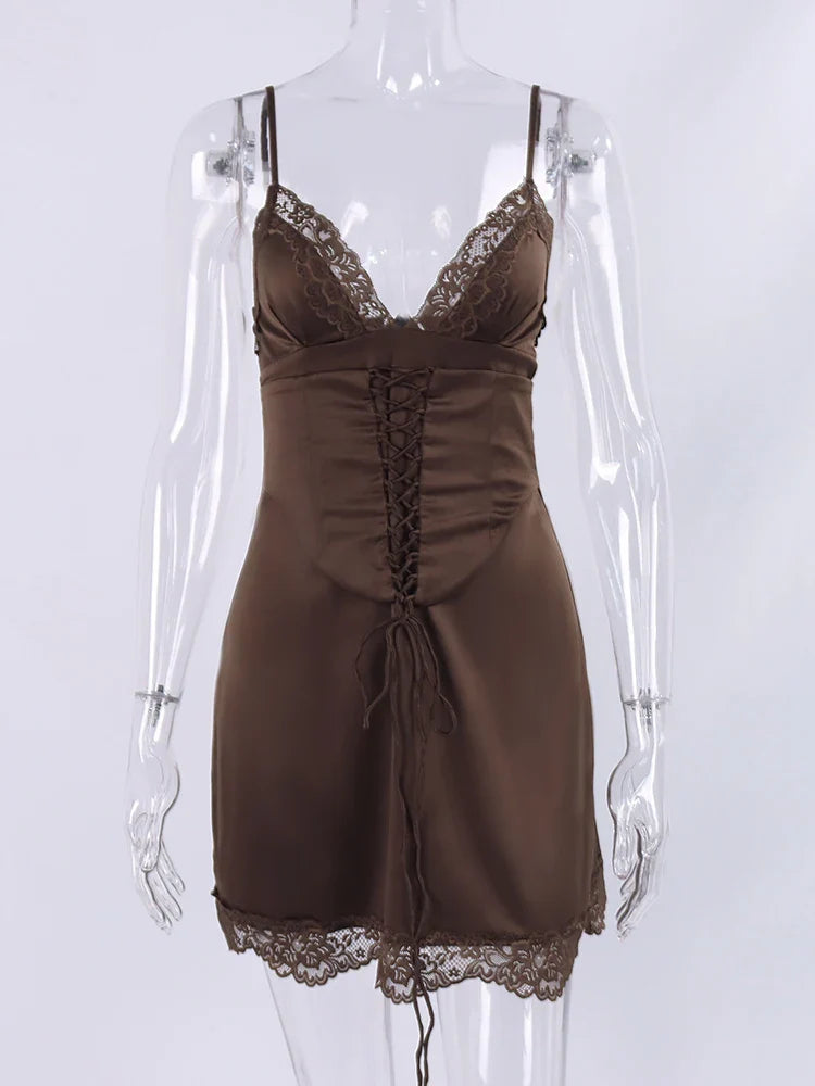 שמלת מיני סאטן בעיצוב קשירה בעיטור תחרה - ג'סי