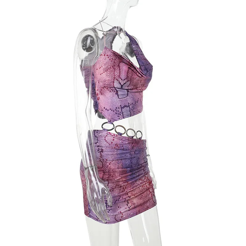 שמלת מיני בעיצוב חצוי בהדפס מיוחד בעיטור חישוקי אבזם - קמי