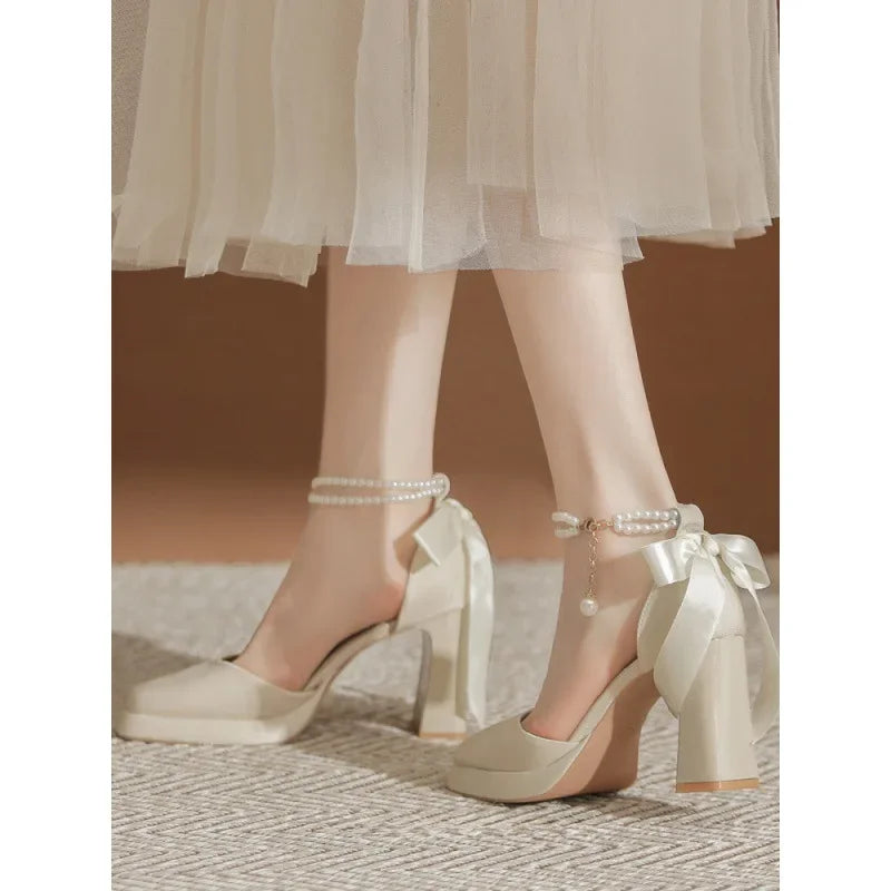 נעלי עקב קטיפה בעיטור פנינים ופפיון - ויטה