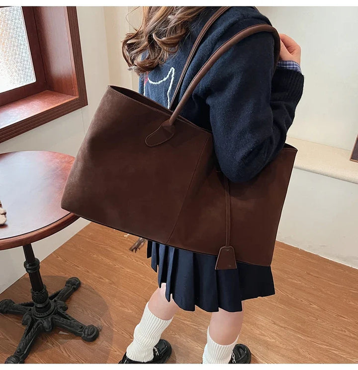 Suede bag with classic design