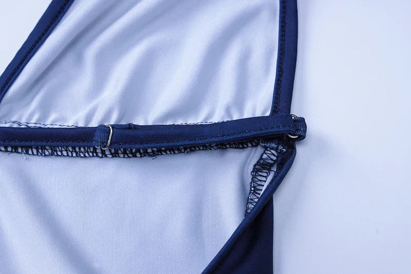 שמלת מקסי בהדפס פרחים קשירה בצוואר בעיטור שרשרת בחזה בעיצוב גב פתוח ומחשוף V  - בלוברי