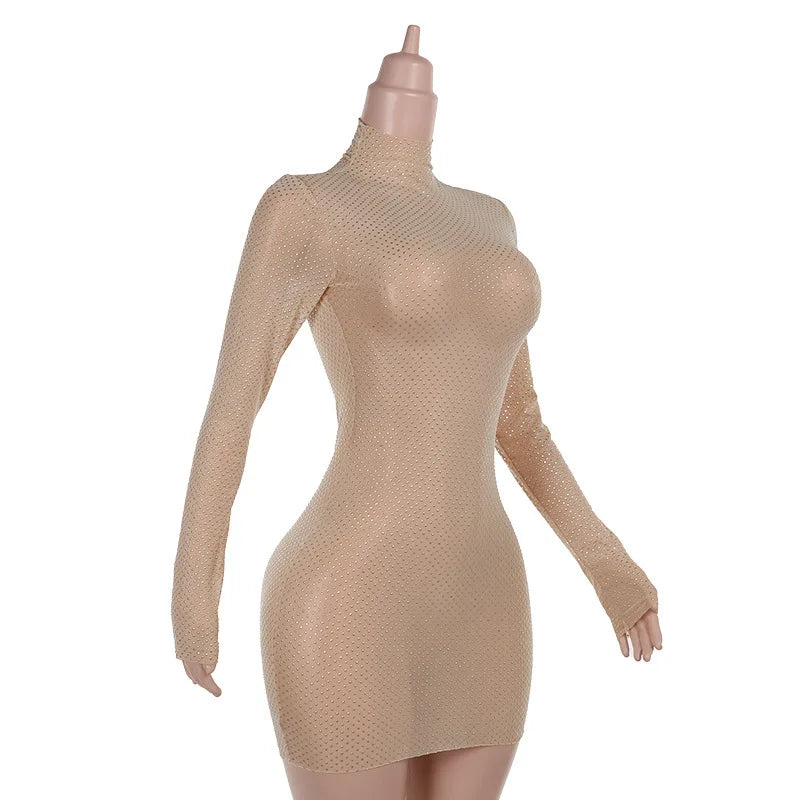 שמלת מיני צמודה בעיטור זרקונים מנצנצים בגזרת גולף - קארדי