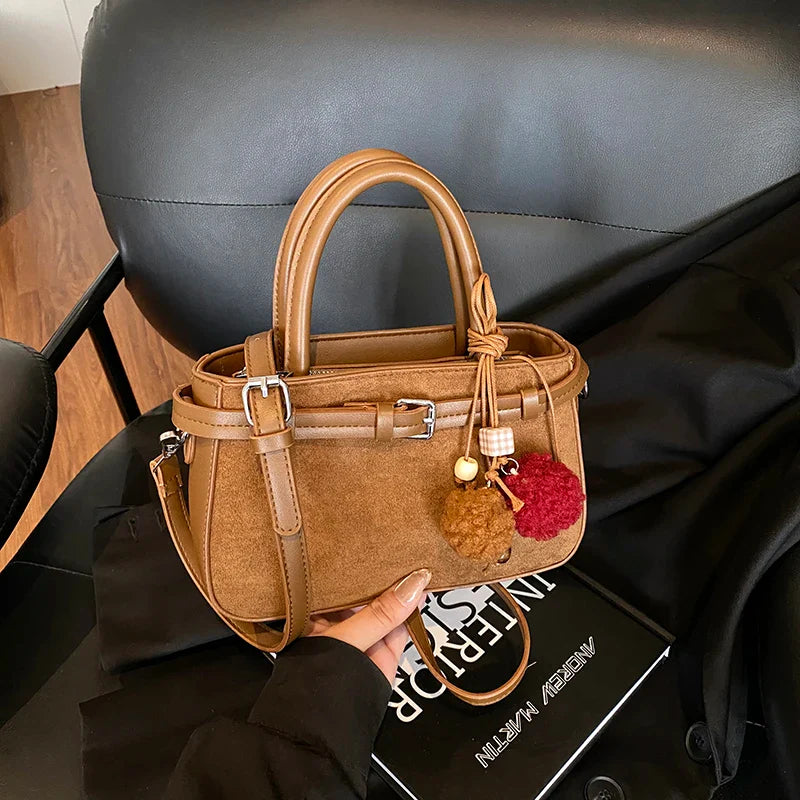 Suede bag with retro design + accessories