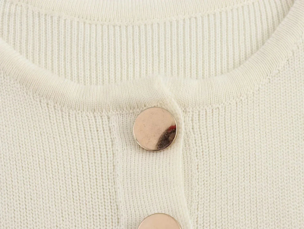 שמלת מידי אלגנטית סרוגה בעיטור כפתורים ושסע קטן - פייר