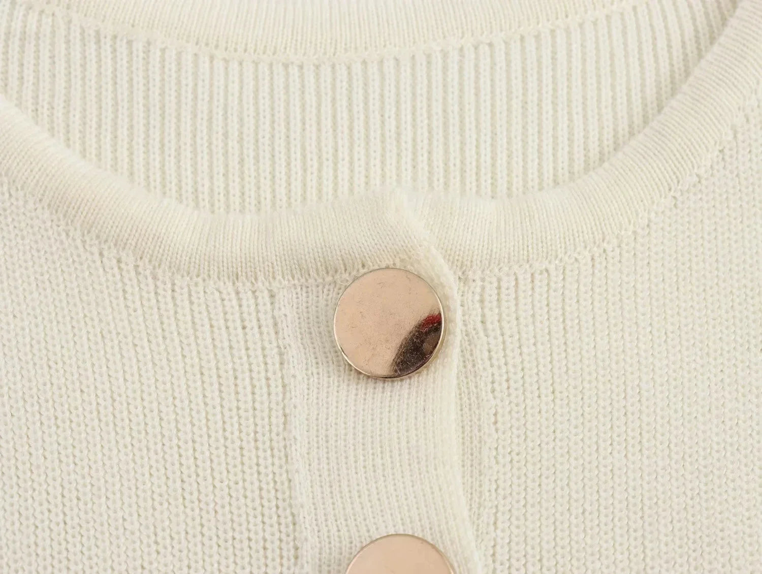 שמלת מידי אלגנטית סרוגה בעיטור כפתורים ושסע קטן - פייר