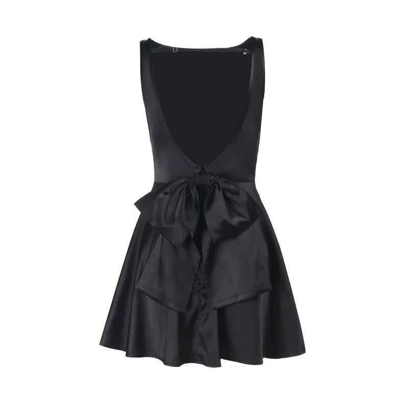 שמלת מיני משי סאטן בגזרת A גב פתוח בעיטור פפיון - ELLIE