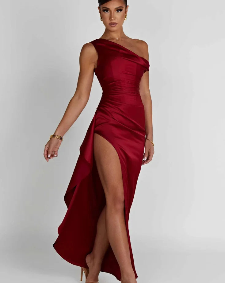 שמלת מקסי סאטן בעיצוב שסע וכתף חשופה - אמיליאנה