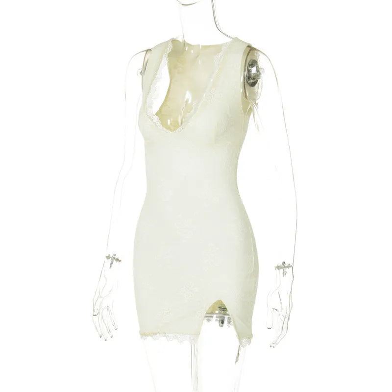 שמלת מיני צמודה בעיטור תחרה איורי רקמת פרחים ושסע קטן - ניל