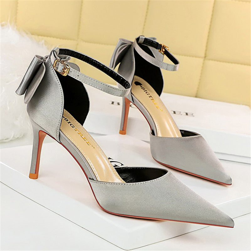 נעלי עקב שפיץ בד משי בעיטור פפיון - BIANCA