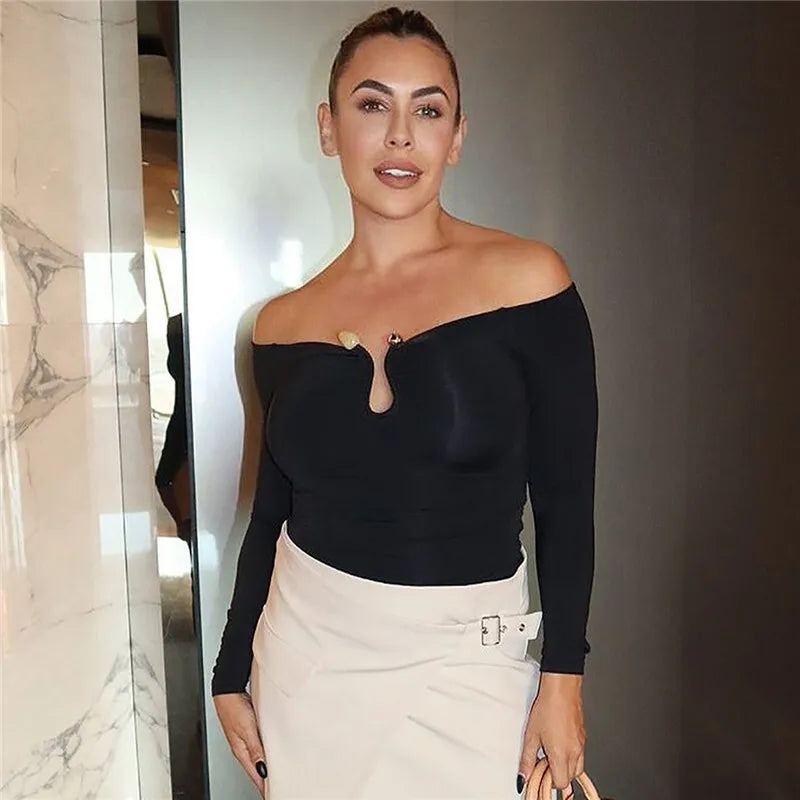 חולצה צמודה כתפיים חשופות בעיטור אבזם - סטייס