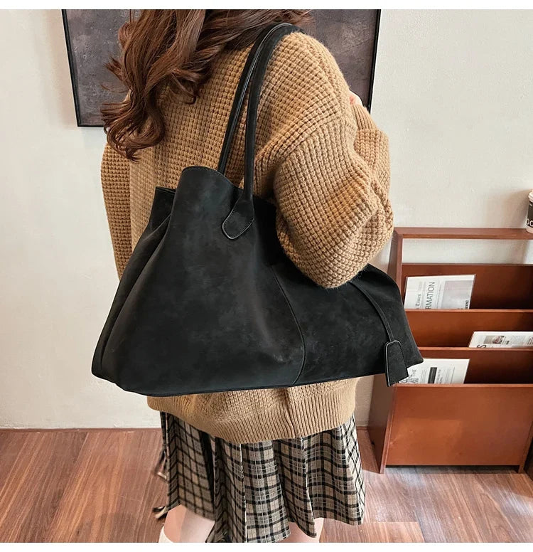 Suede bag with classic design