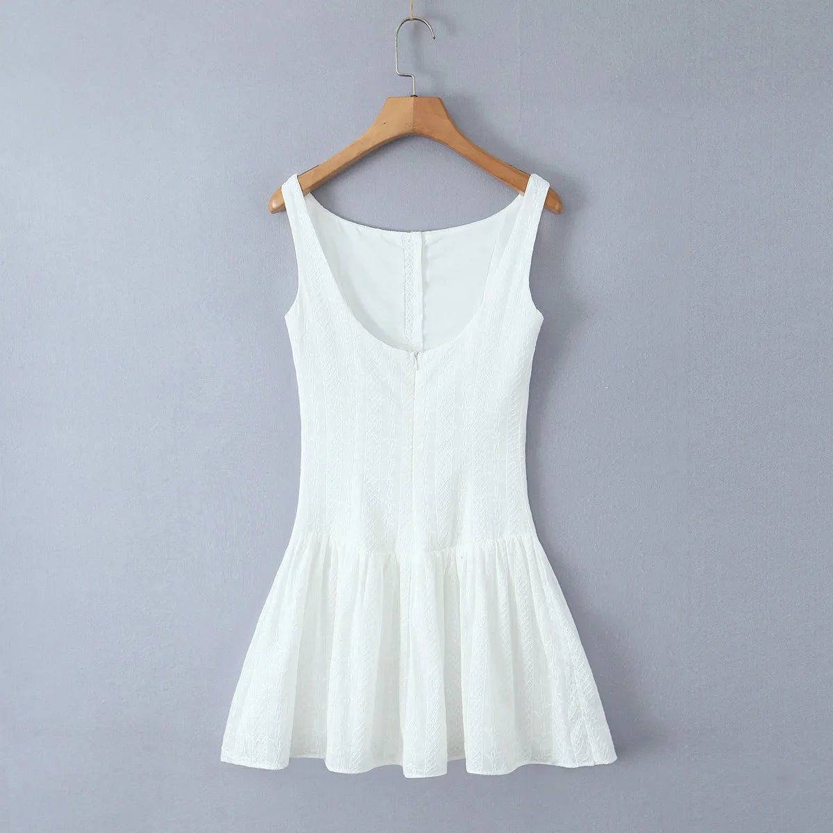 שמלת מיני בעיצוב רקמה בעיטור כפתורים - שקד