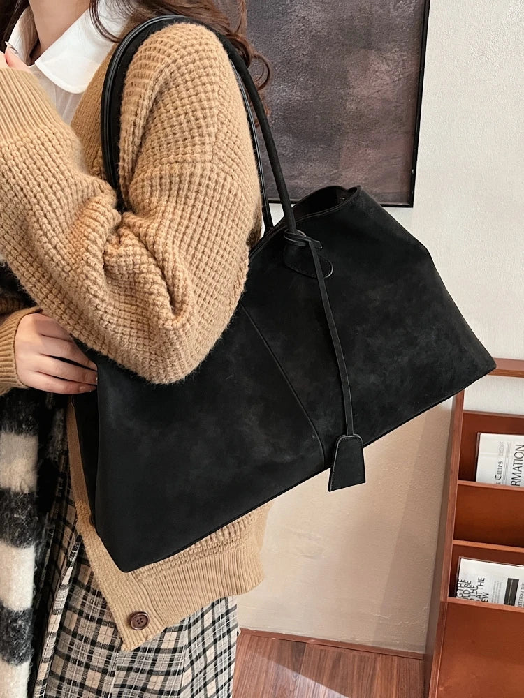 Suede bag with classic design