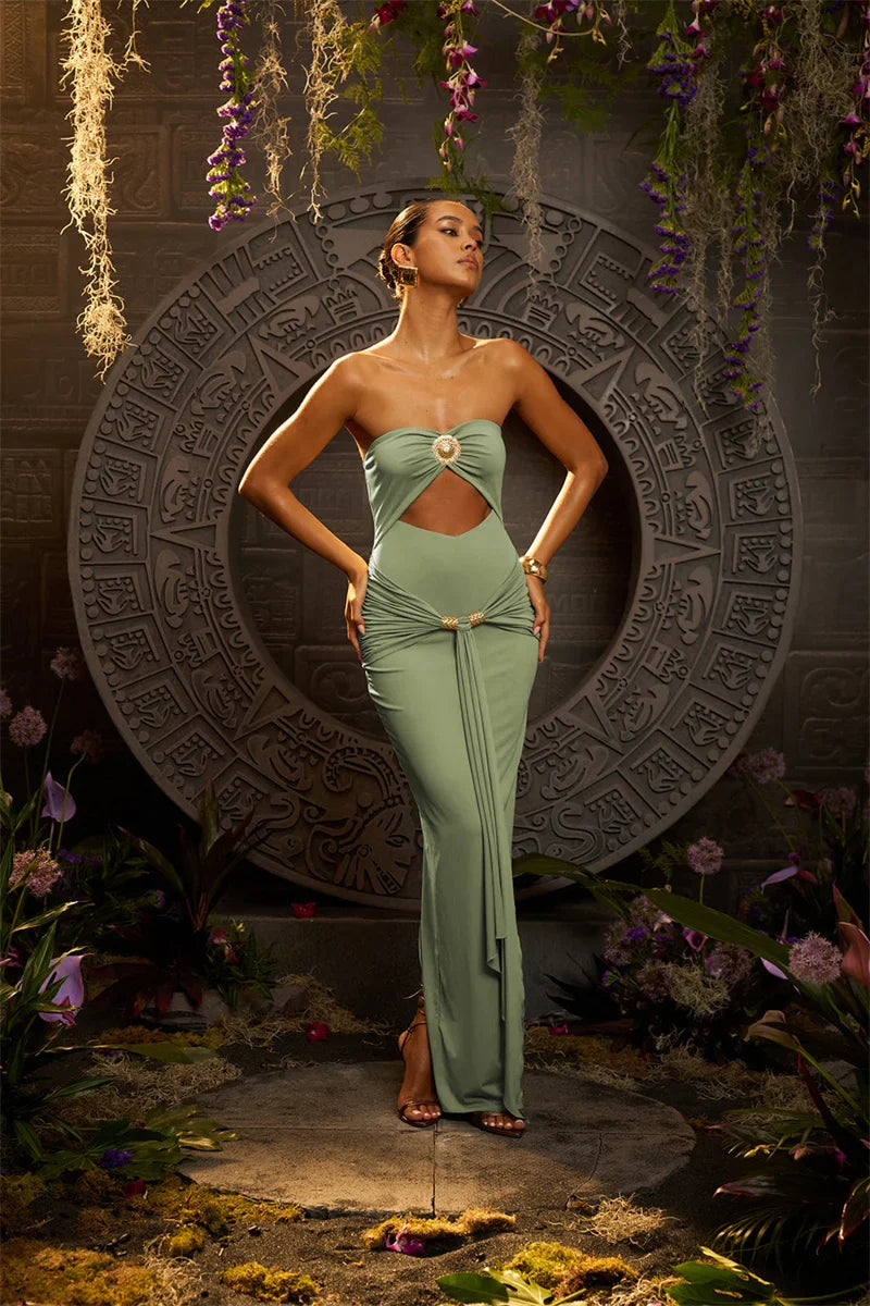 שמלת מקסי סטרפלס בעיצוב פתח ושובל בעיטור אבזמים - טאליה