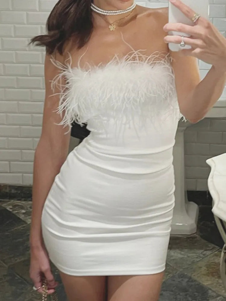 שמלת מיני סטרפלס בעיטור נוצות - קרול