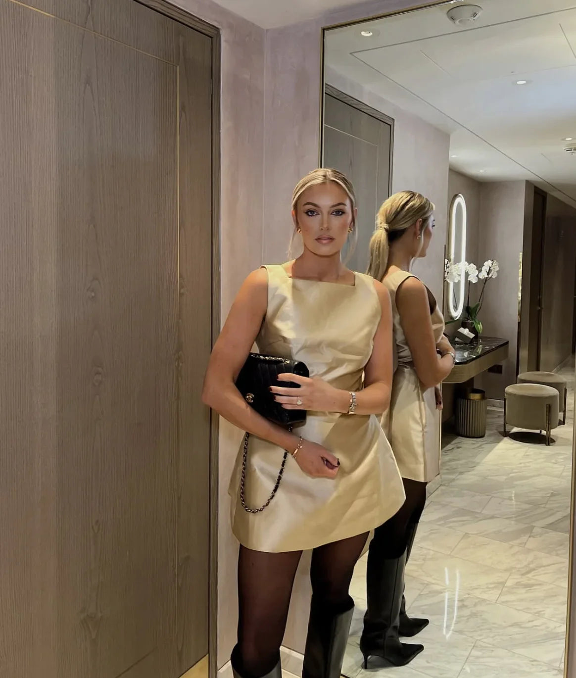 שמלת מיני סאטן בגזרת A בעיטור פפיון בגב - Faye