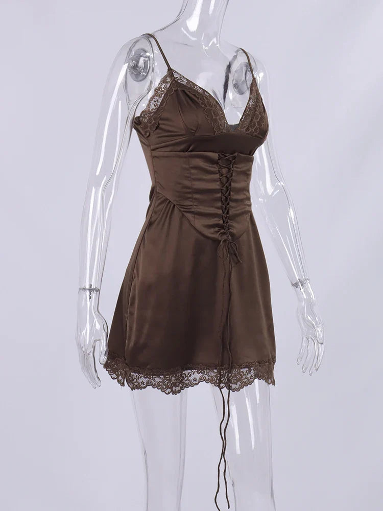 שמלת מיני סאטן בעיצוב קשירה בעיטור תחרה - ג'סי