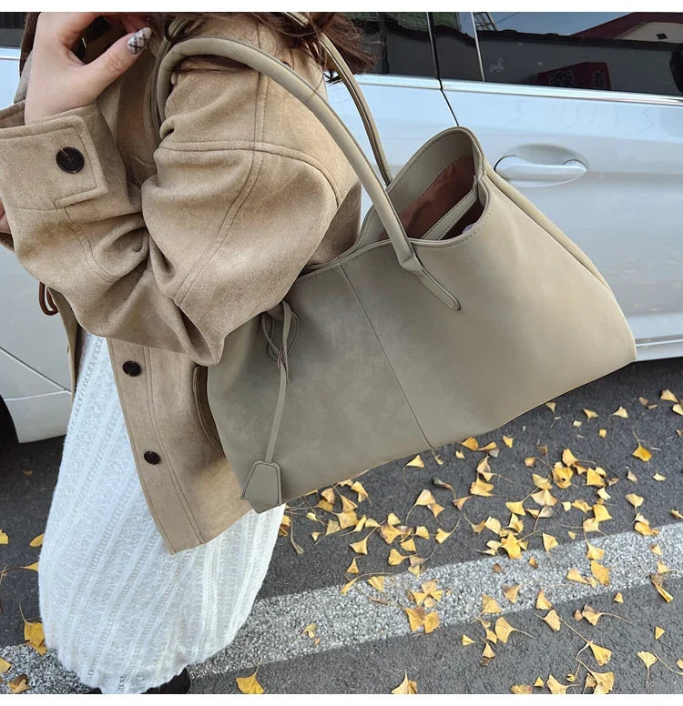 Suede bag with classic design