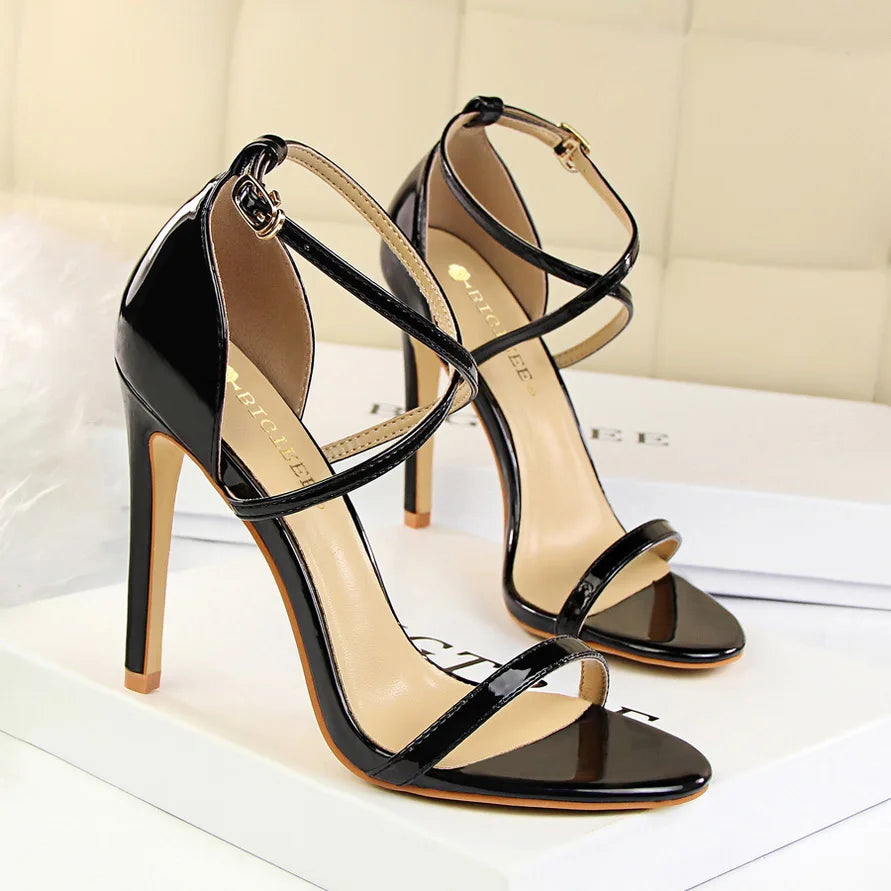 סנדלי עקב מבריקות בעיצוב רצועות קרוס - MAX