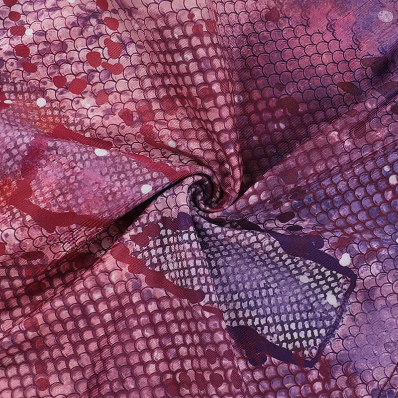 שמלת מיני בעיצוב חצוי בהדפס מיוחד בעיטור חישוקי אבזם - קמי