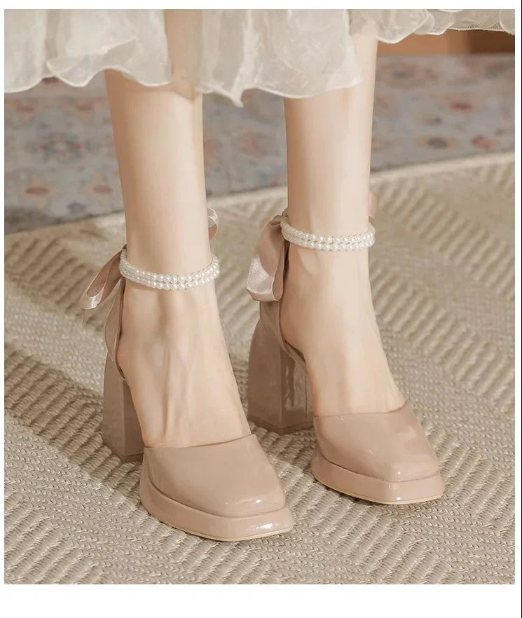 נעלי עקב דמוי עור מבריקות בעיטור פנינים ופפיון - ויויאן