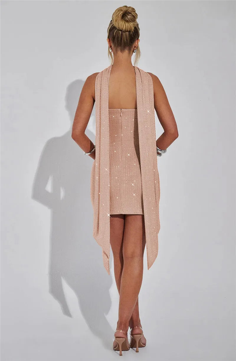 שמלת מיני סטרפלס בעיצוב זרקונים מנצנצים בעיטור צעיף תואם - קאטליה