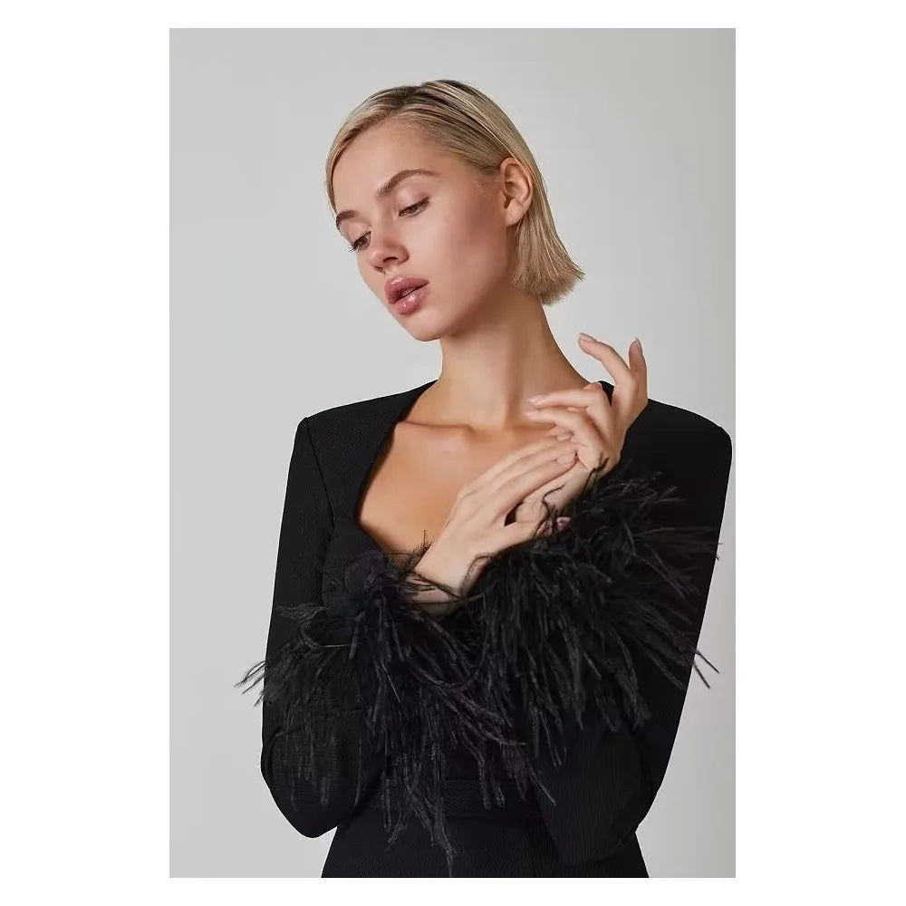 שמלת מיני מחויטת בעיצוב אלגנטי בעיטור נוצות בשרוול - מגי