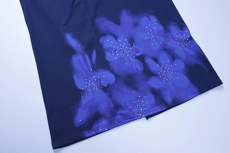 שמלת מקסי בהדפס פרחים קשירה בצוואר בעיטור שרשרת בחזה בעיצוב גב פתוח ומחשוף V  - בלוברי