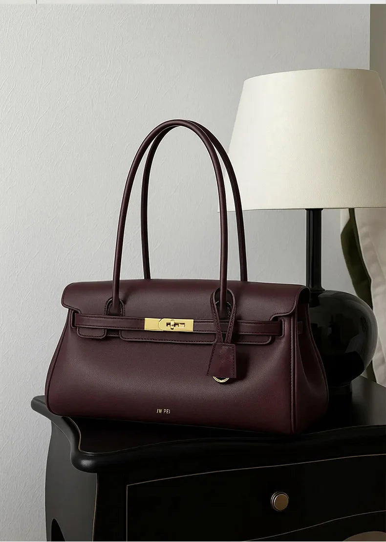Leather bag with luxury design