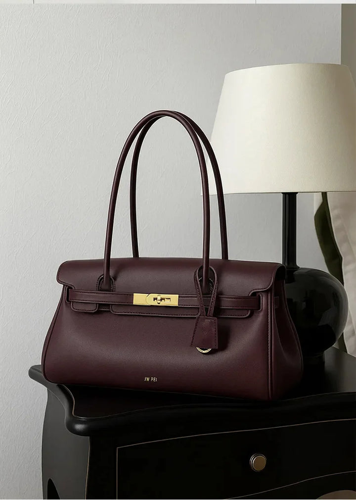 Leather bag with luxury design