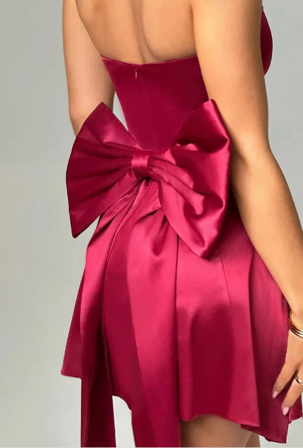 שמלת מיני סטרפלס סאטן בגזרת A בעיטור פפיון בעיצוב אסימטרי - Roselyn